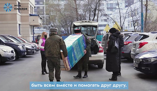 Социальные волонтеры подарили москвичке холодильник